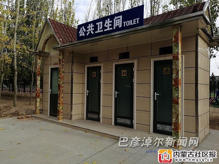 建設(shè)路與利民街十字路口東南角的環(huán)保公廁