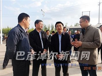 10月20日，张晓兵在联邦制药公司了解企业生产经营情况。