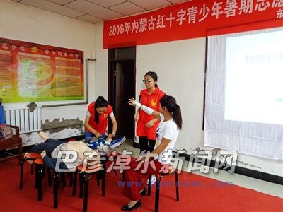 醫(yī)學(xué)系志愿者為居民講醫(yī)學(xué)常識