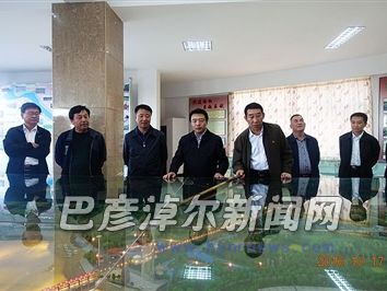 10月17日，张晓兵在三盛公水利枢纽调研。