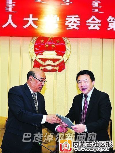 市人大常委会主任张明中为张晓兵颁发任命书。