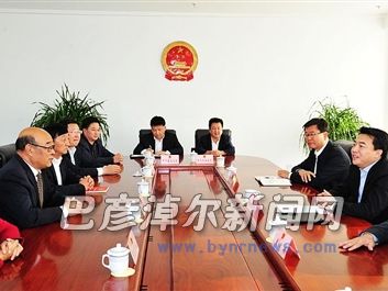 10月13日，市委副书记、代市长张晓兵与市人大常委会领导座谈。