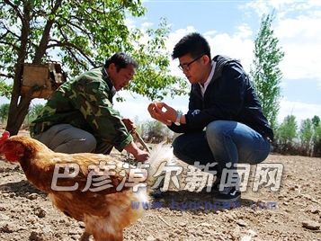 農(nóng)民電商王金年（左）在人大代表的幫助下解決了資金問題，擴大養(yǎng)殖規(guī)模，實現(xiàn)了扭虧為盈。