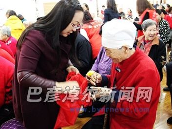 为老人发放慰问品