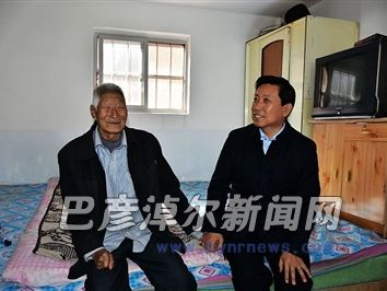 市委副书记、市长段志强看望慰问90岁老人曲程亭。