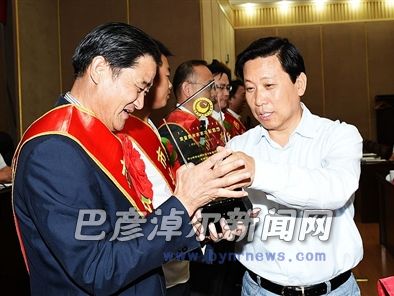 段志強為獲獎企業(yè)頒獎。