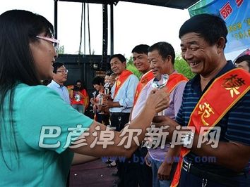 李万勤（右一）受到表彰