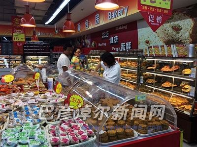 臨河一超市內(nèi)的月餅專柜