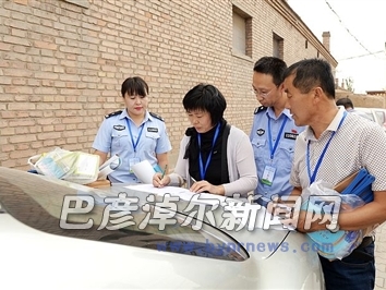 民警與辦事處工作人員現(xiàn)場(chǎng)匯總?cè)霊羟闆r