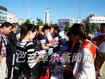 向群众发放宣传资料