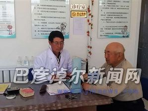 村医杨国旗为村民量血压