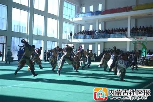 参赛选手按照传统的蒙古式“地波”跳跃进入比赛场地。.webp