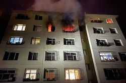 呼和浩特一小区居民家中凌晨突发火灾，楼内多人被困